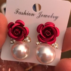 Pearl crystal goldplated red rose. Piercedearrings